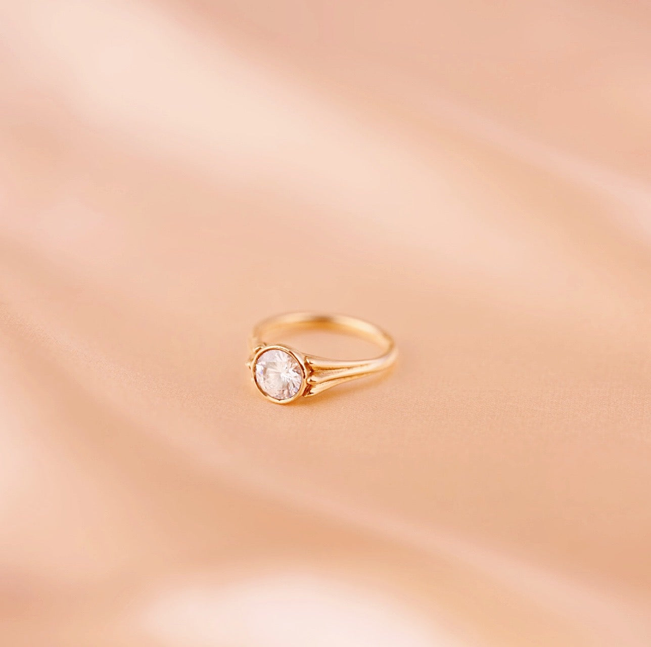 Anadara Solitaire Engagement Ring